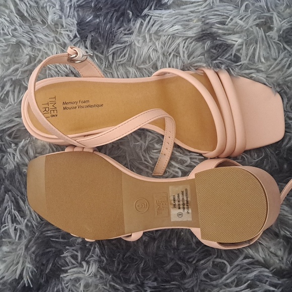 Strappy Pink Time & Tru chunky heals - Picture 3 of 3